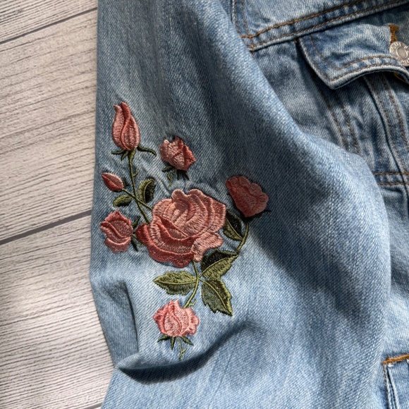 Guess Floral Embroidered Rose Denim Jacket Light Wash Trucker Boho Size Medium - Picture 4 of 11